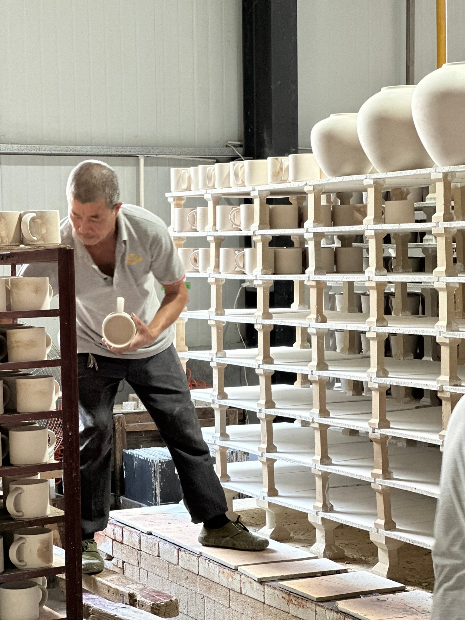 Mitarbeiter Keramikherstellung