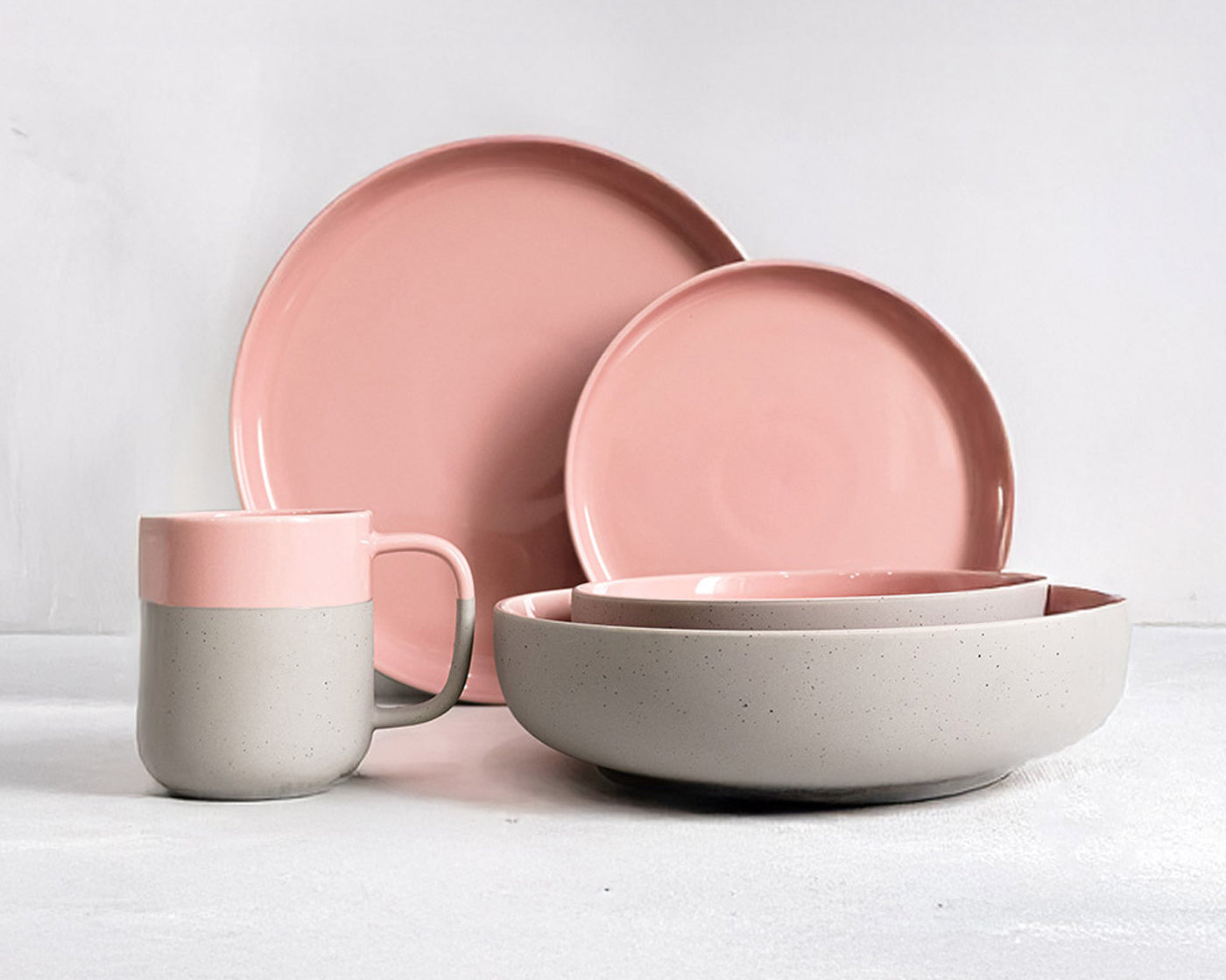 Geschirrset aus recycelter Keramik in rosa