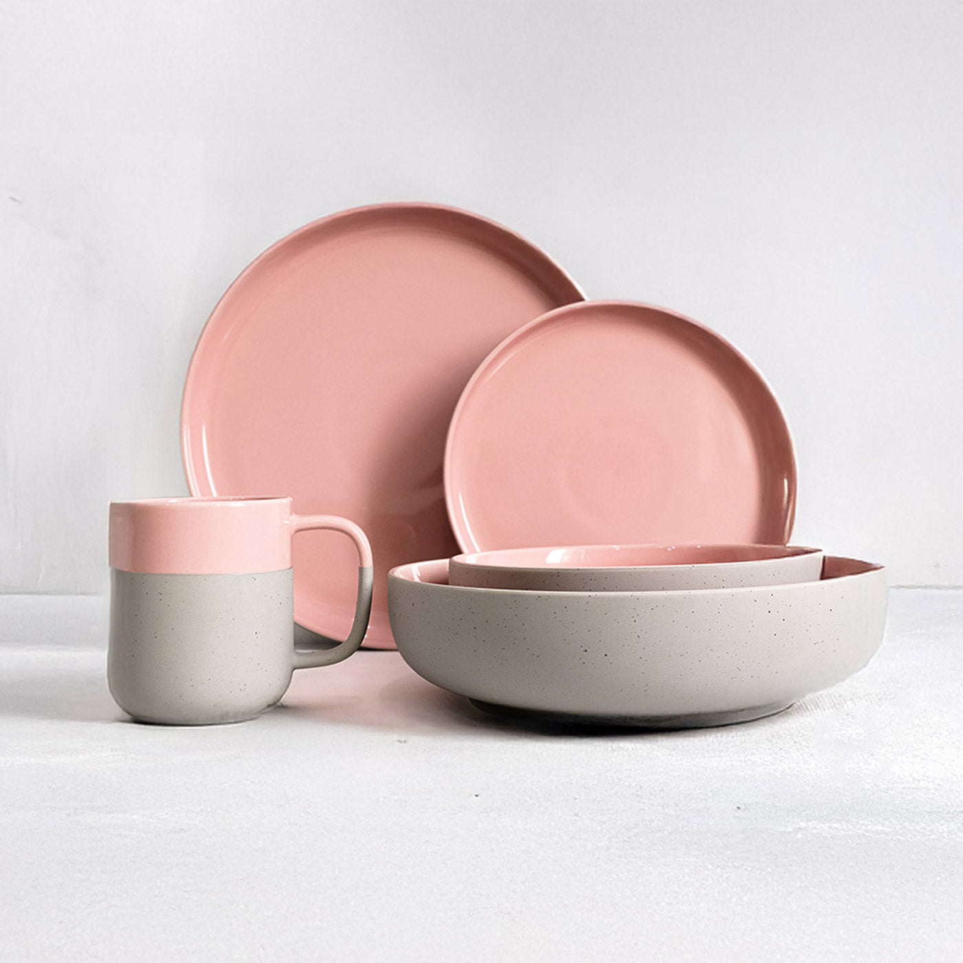 Geschirrset aus recycelter Keramik in rosa