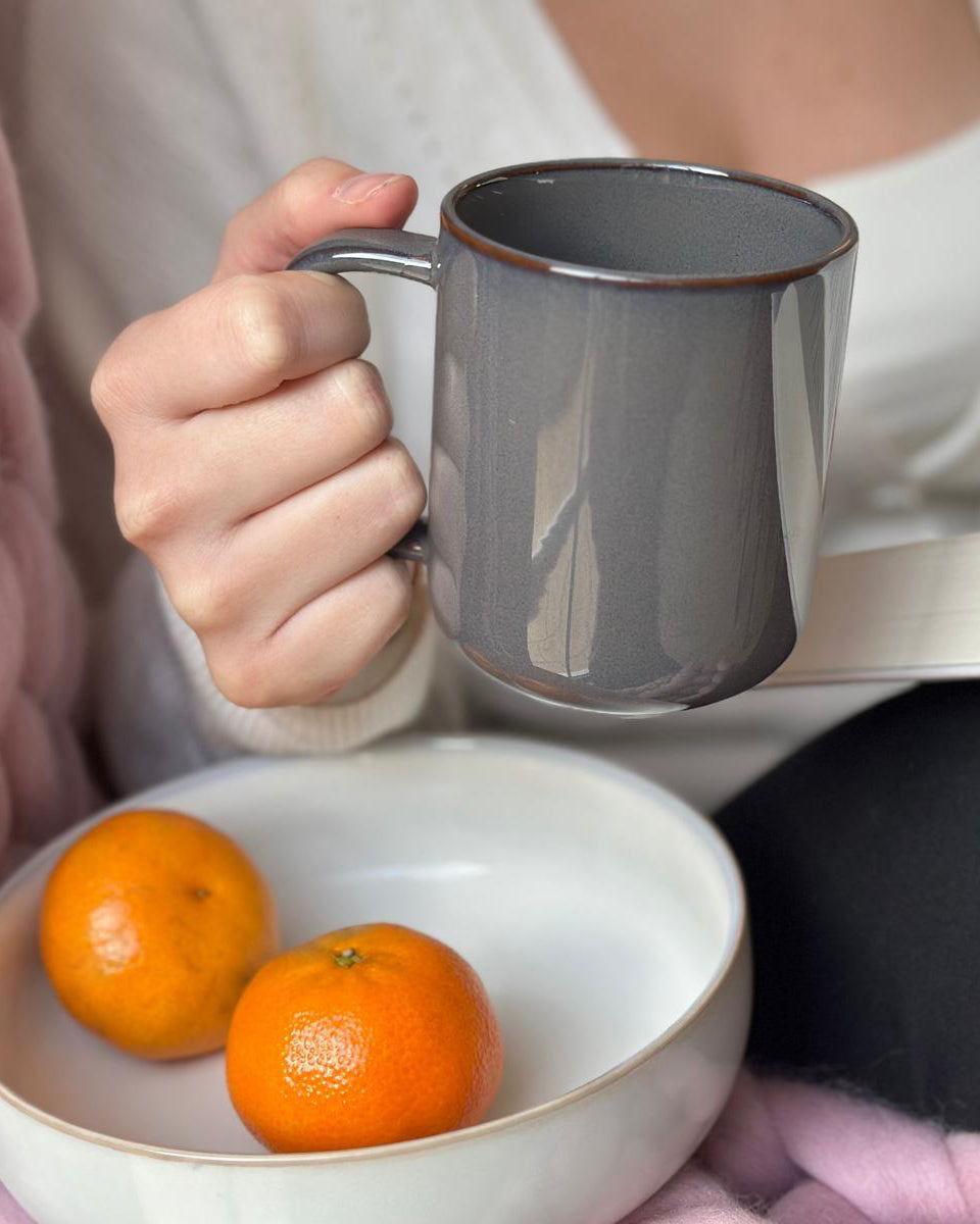 Becher Nova Bao Midnight Grey in der Hand gehalten