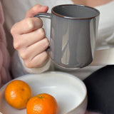 Becher Nova Bao Midnight Grey in der Hand gehalten