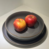 Zwei Äpfel in einer Schale in der Farbe Midnight Grey