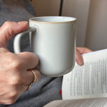 Becher Nova Bao in Moonshine Grey in der Hand gehalten