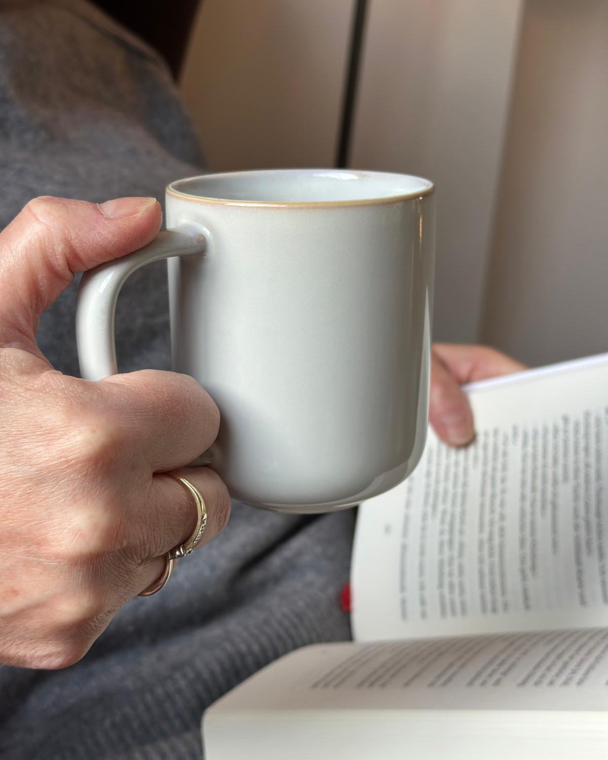 Becher Nova Bao in Moonshine Grey in der Hand gehalten