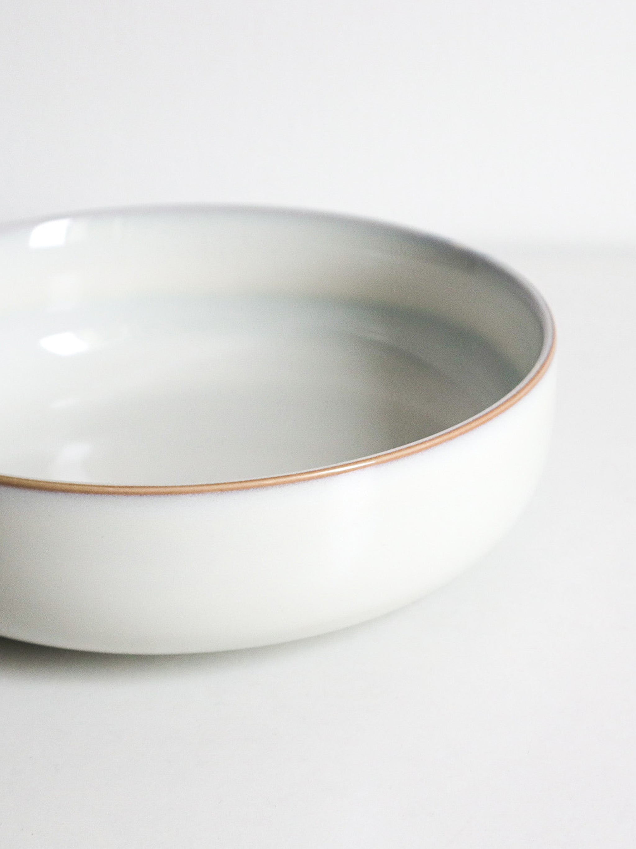Rand unserer Bowl aus recycelter Keramik in hellgrau