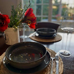 Weihnachtlich gedeckter Tisch mit nachhaltigem Geschirr