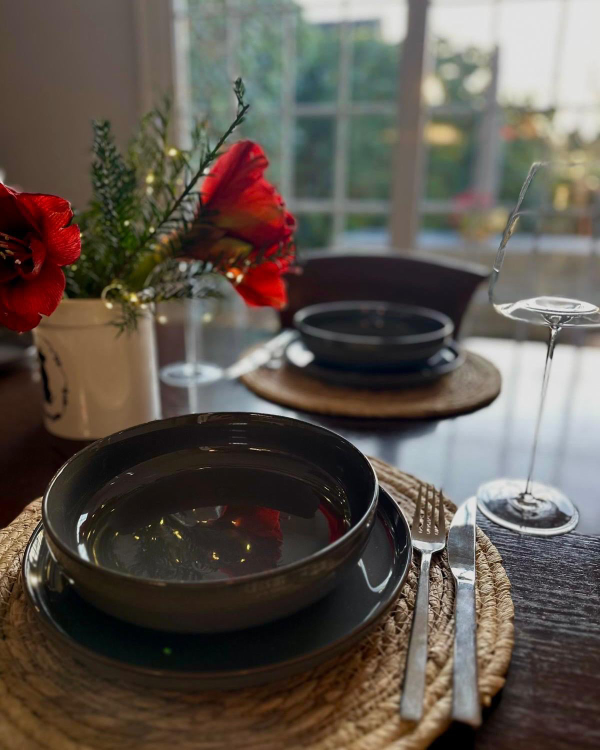 Weihnachtlich gedeckter Tisch mit nachhaltigem Geschirr