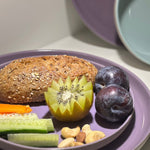 Ausgewogenes Frühstück auf einem Teller in der Farbe Lavendel Blossom