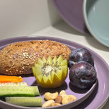 Ausgewogenes Frühstück auf einem Teller in der Farbe Lavendel Blossom