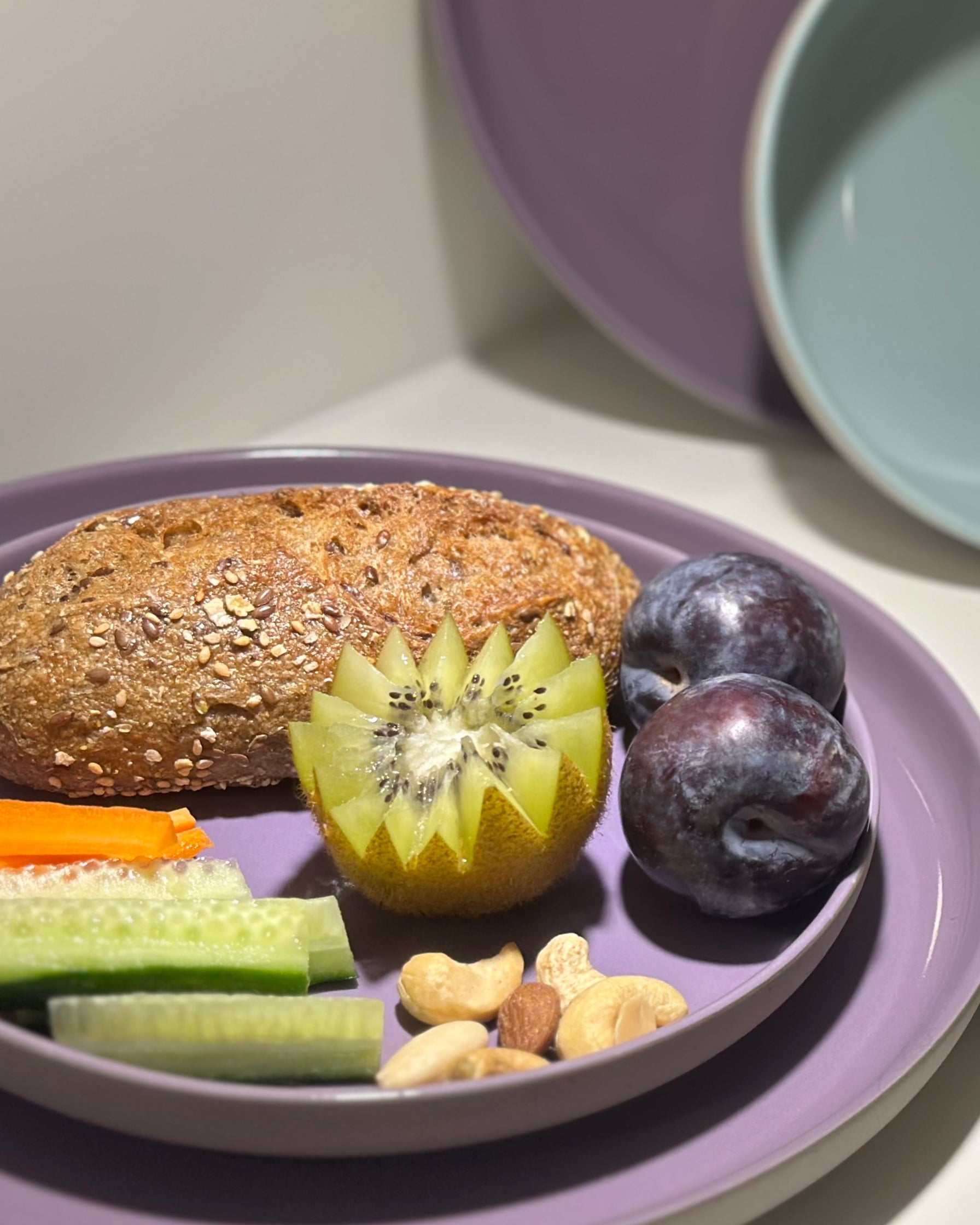 Ausgewogenes Frühstück auf einem Teller in der Farbe Lavendel Blossom