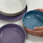 Nachhaltiges Geschirr im Stapel und in der Hand gehalten