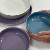 Nachhaltiges Geschirr im Stapel und in der Hand gehalten