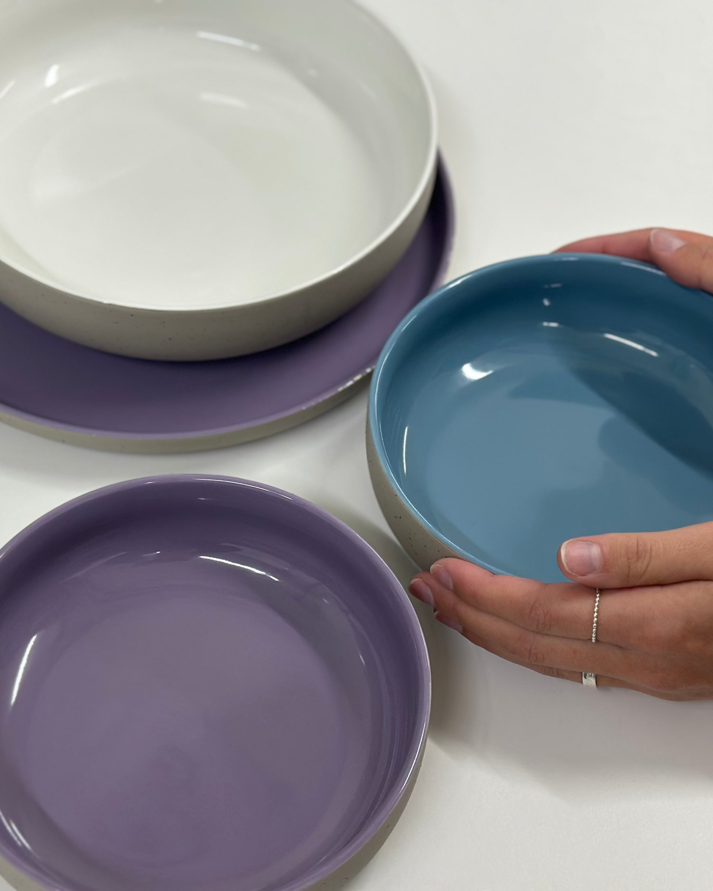 Nachhaltiges Geschirr im Stapel und in der Hand gehalten