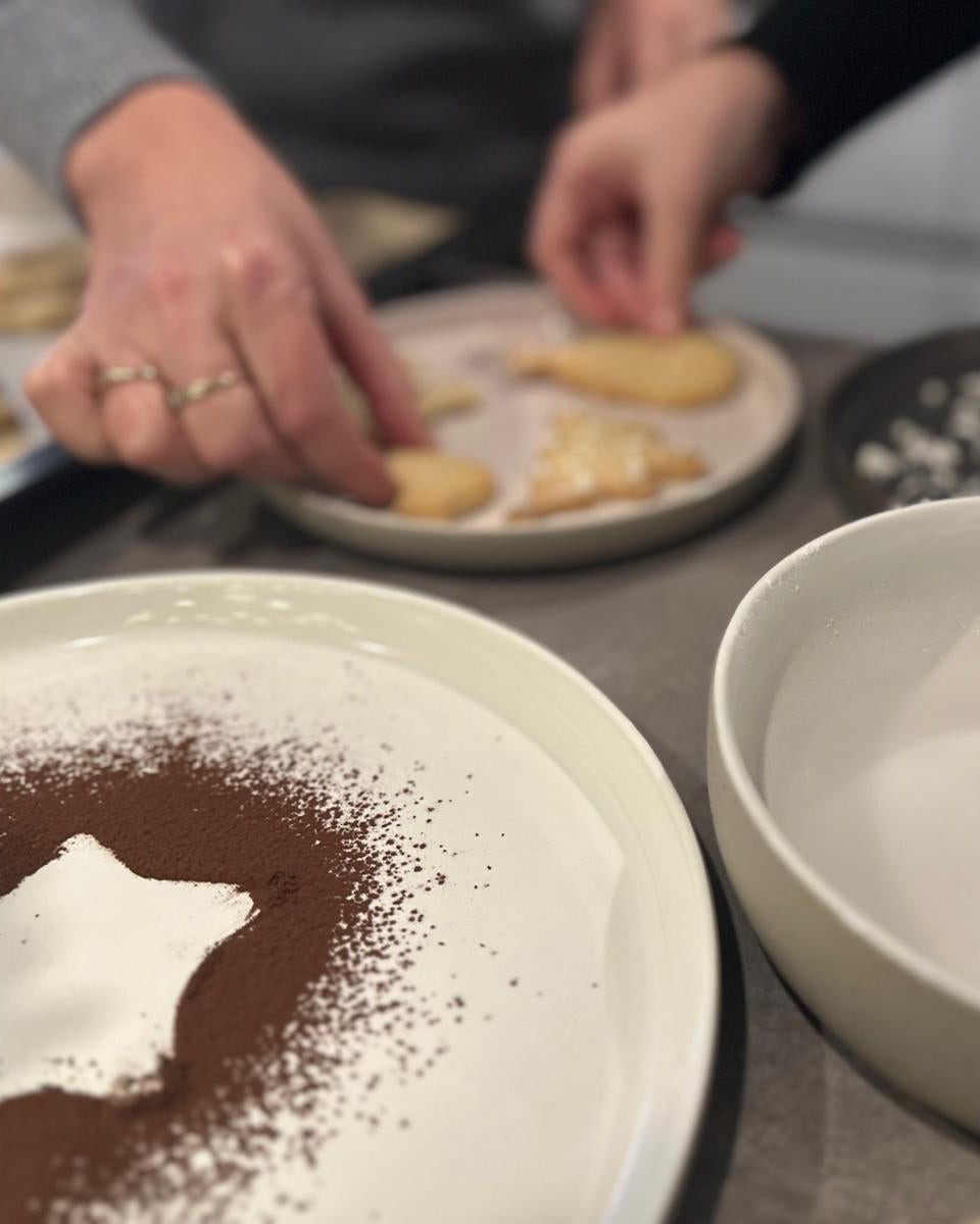 Geschirr aus recycelter Keramik in Benutzung