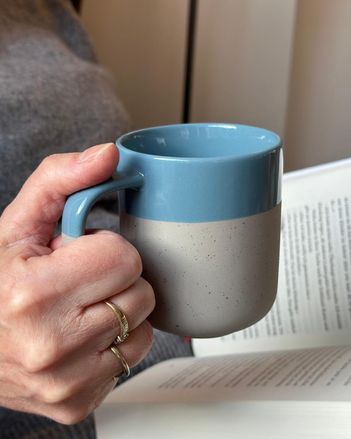 Becher Nova Mei in Mystic Petrol in der Hand gehalten