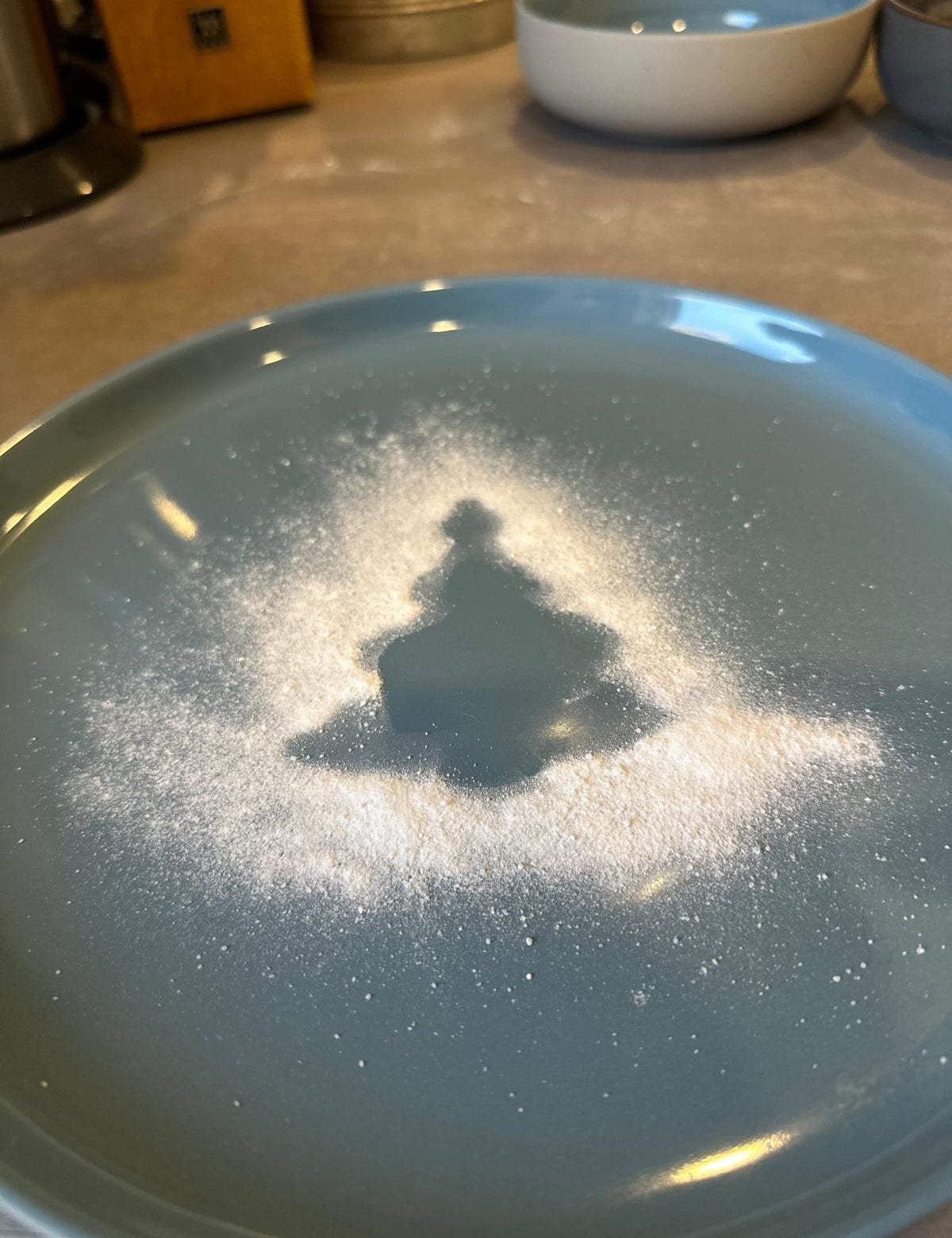 Teller aus recycelter Keramik mit Tannenbaum aus Puderzucker