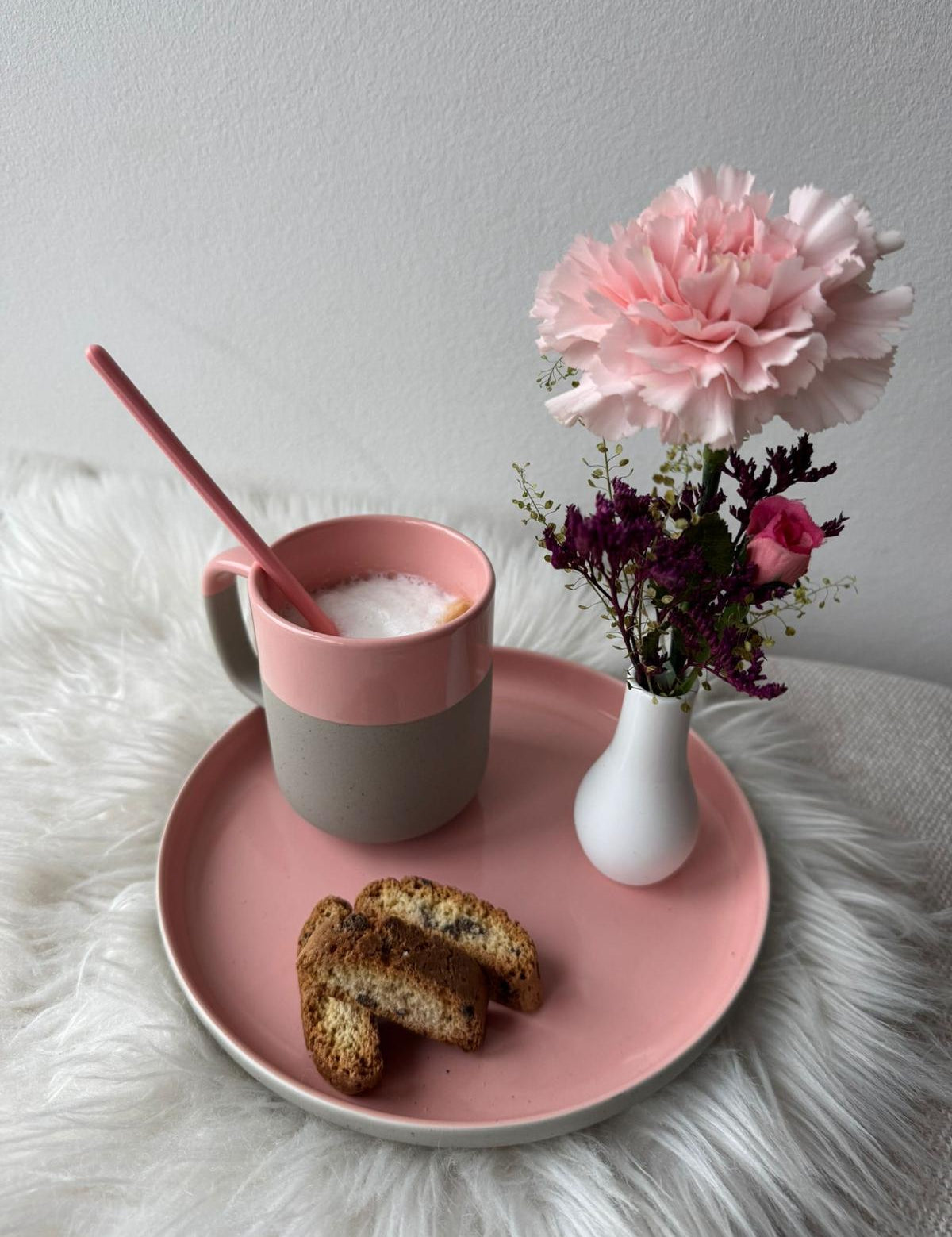 Teller und Becher aus recycelter Keramik mit Keksen und Blumen