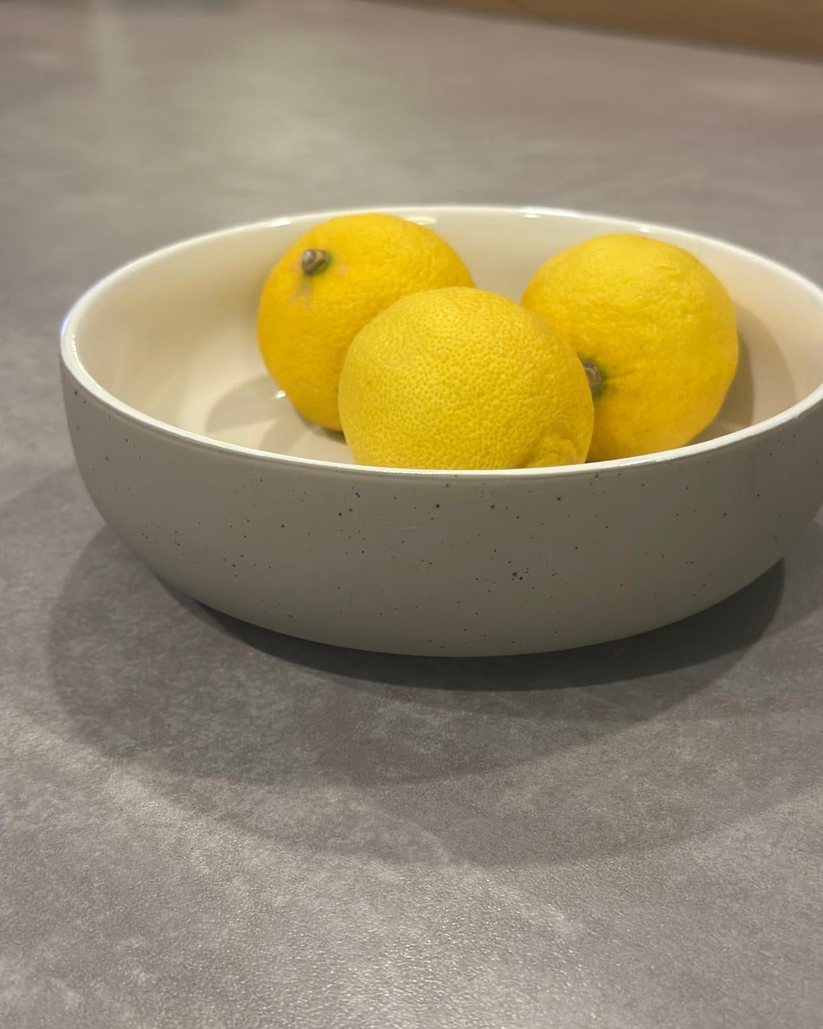 Zitronen in einer Nova Mei Bowl in der Farbe Pure White