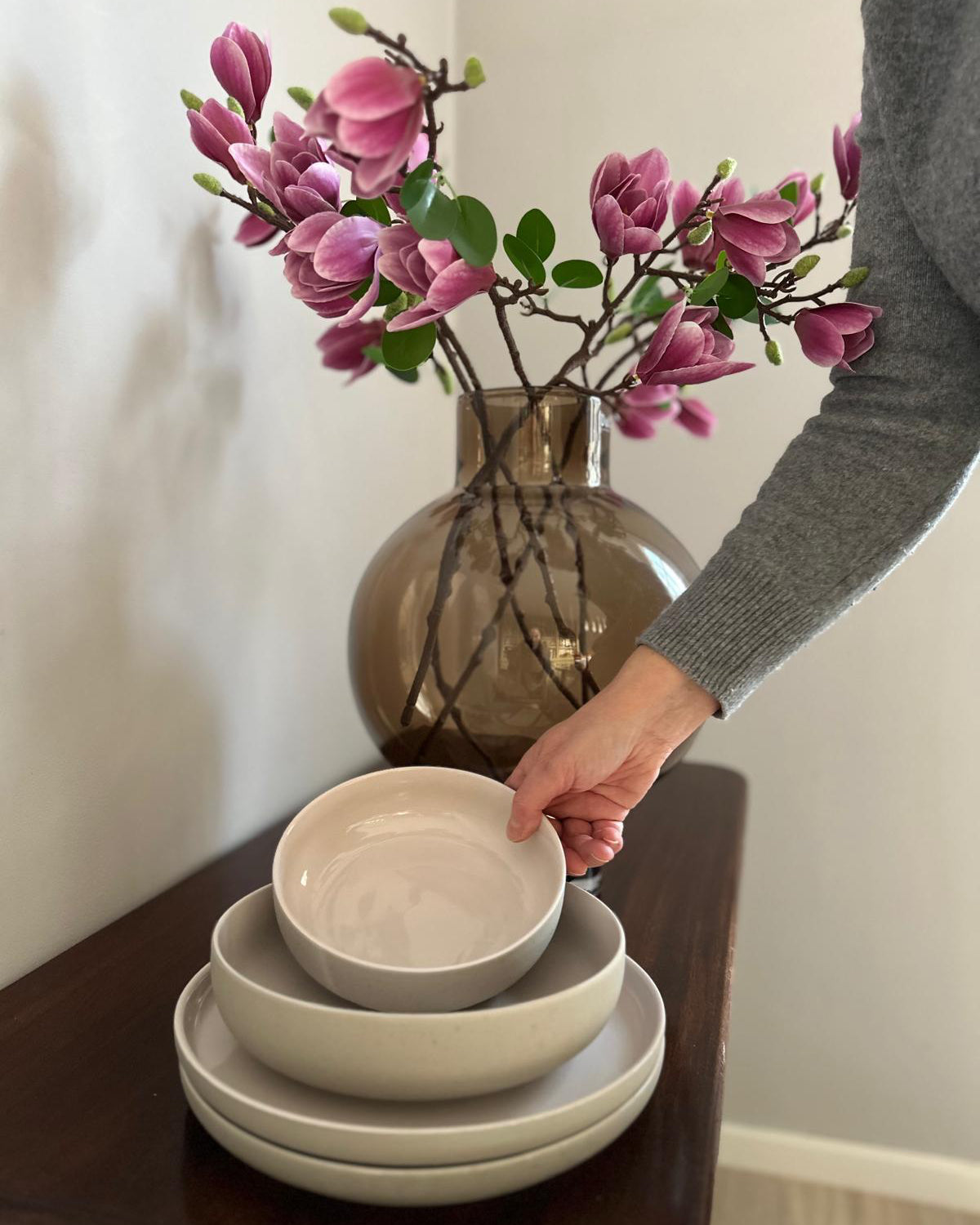 Geschirr in Soft Beige wird auf eine Kommode gestelllt