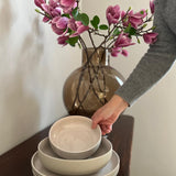 Geschirr in Soft Beige wird auf eine Kommode gestelllt