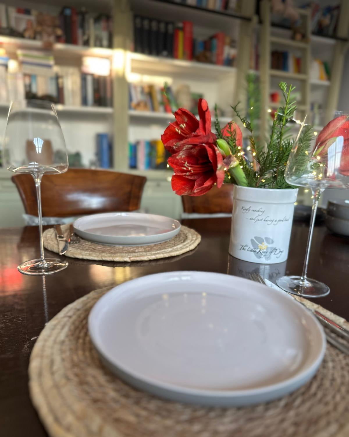 Weihnachtlich gedeckter Tisch mit nachhaltigem Geschirr