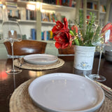 Weihnachtlich gedeckter Tisch mit nachhaltigem Geschirr